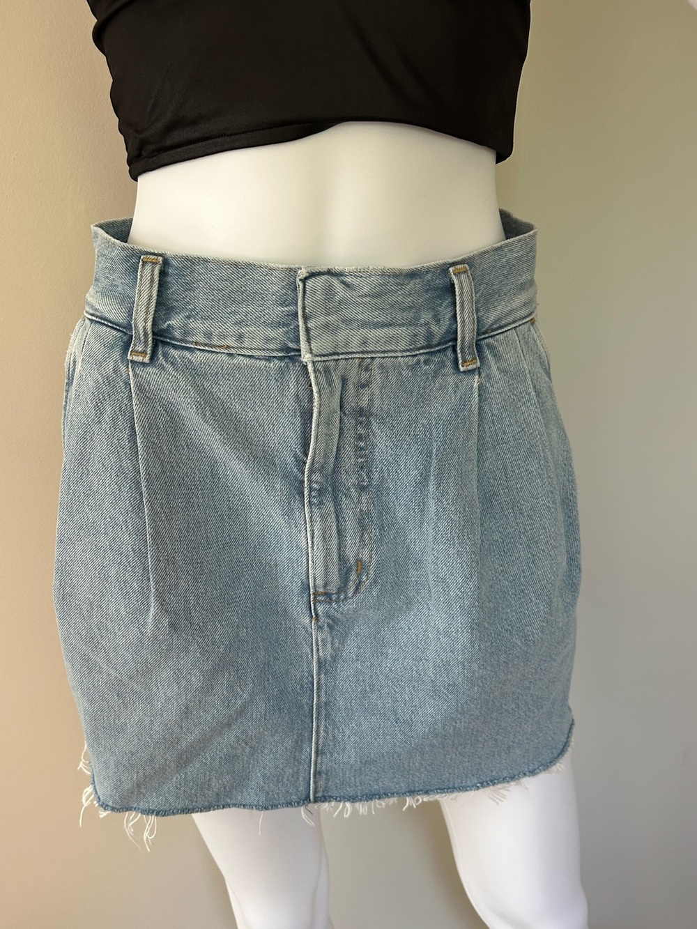 AGOLDE Light Wash Denim Mini Skirt Size 25 Raw Hem High Rise